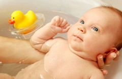 Как происходит первое купание младенца?