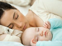 Как правильно укладывать новорожденного спать?