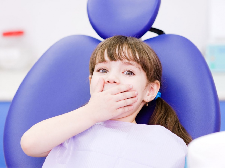 Кариес молочных зубов: лечить или удалять?