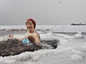 женщина купается в проруби