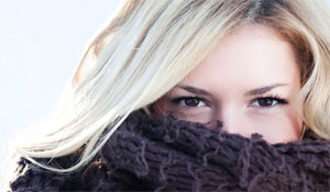  зима, женщина в закуталась в шарф