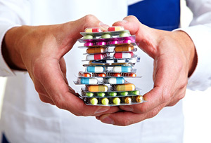Лечение медикаментозными препаратами начинается с приема b-адреноблокаторов 