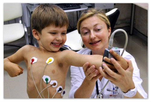 Мальчик и врач на кардиограмме 