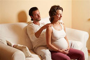 муж делает массаж беременной