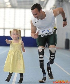 мужчина и девочка бегут на протезах