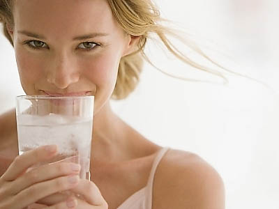 женщина пьет газированную воду