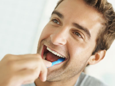  мужчина чистит зубы