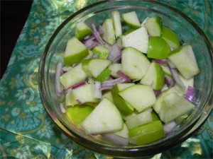  Салат из яблок и лука