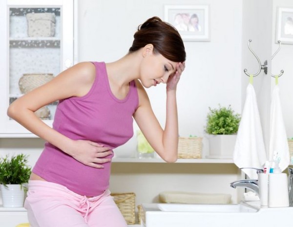 Беременная в первые дни беременности ощущает лёгкое недомогание