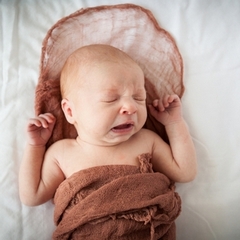 Новорожденный чихает