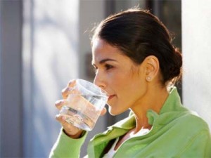  женщина пьет воду
