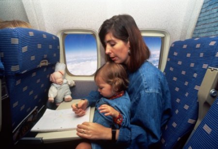 Как лететь на самолете с ребенком