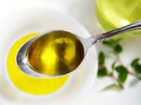 оливковое масло в ложке