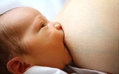 Кормление грудью новорожденного