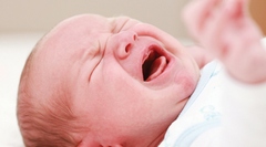 Почему новорожденный кричит