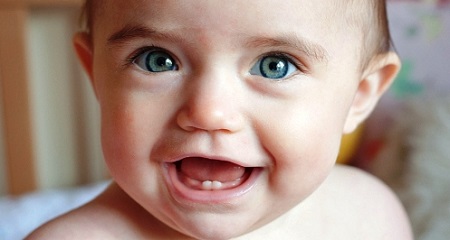 Первые зубы у ребенка: какие и когда появляются
