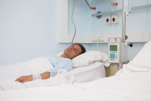 мужчина лежит в больничной палате
