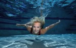 девушка плавает под водой