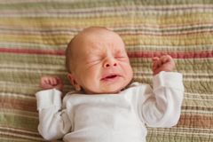 Новорожденный ребенок часто чихает