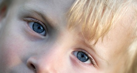 Болят глаза у ребенка: возможные причины