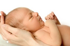Почему появляются выделения у новорожденных?