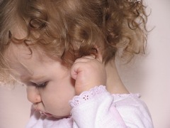 Почему ребенок чешет уши?