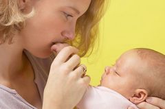 Почему ребенок отказывается от грудного молока