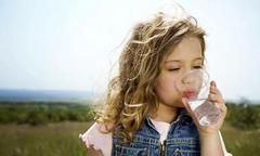 Ребенок пьет много воды