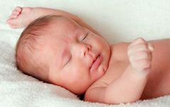 Почему ребенок сильно потеет во сне?
