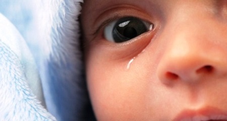 У ребенка слезится глаз: возможные причины