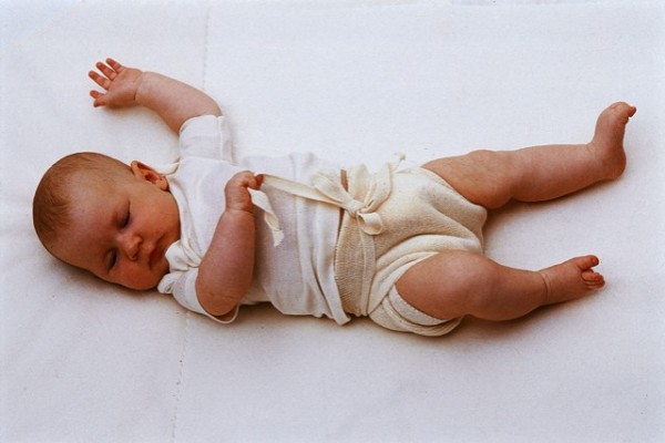 Пеленание новорожденных: широкое пеленание (картинки)