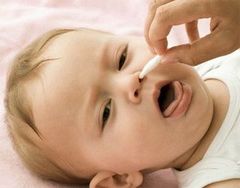 Как промыть нос новорожденному