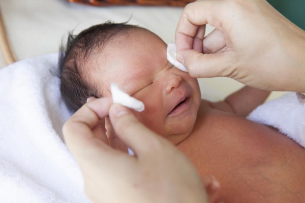 Промывание глаз новорождённому