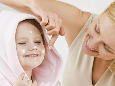  нанесение крема на лицо ребенка