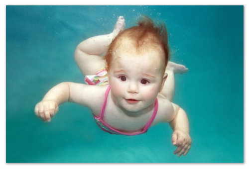 Младенец под водой.
