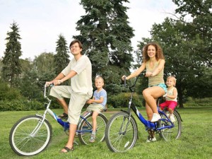 семья на велосипедах