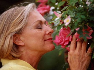  женщина нюхает цветы