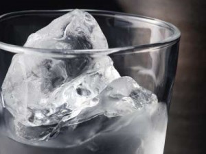 лед в стакане