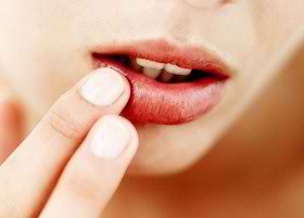 Трещины на губах и в уголках губ - причины и лечение народными средствами