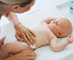 Вазелиновое масло - средство для ухода за кожей новорожденных