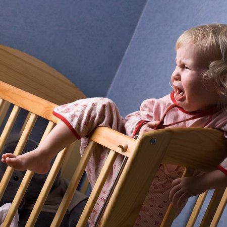 Почему ребенок беспокойно спит: причины, что делать
