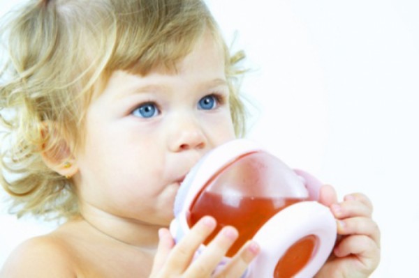 Ребёнок пьёт воду — восполнение жидкости