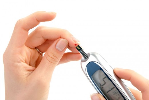 Проверка уровня сахара в крови с помощью глюкометра