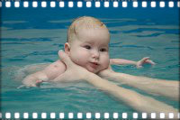 Малыш в бассейне