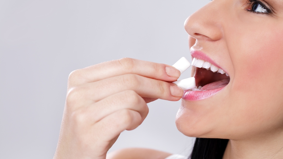 Неприятный запах изо рта: как устранить проблему
