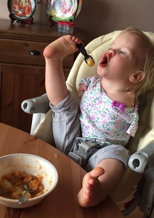 Малышка родилась без рук, но уже самостоятельно кушает!