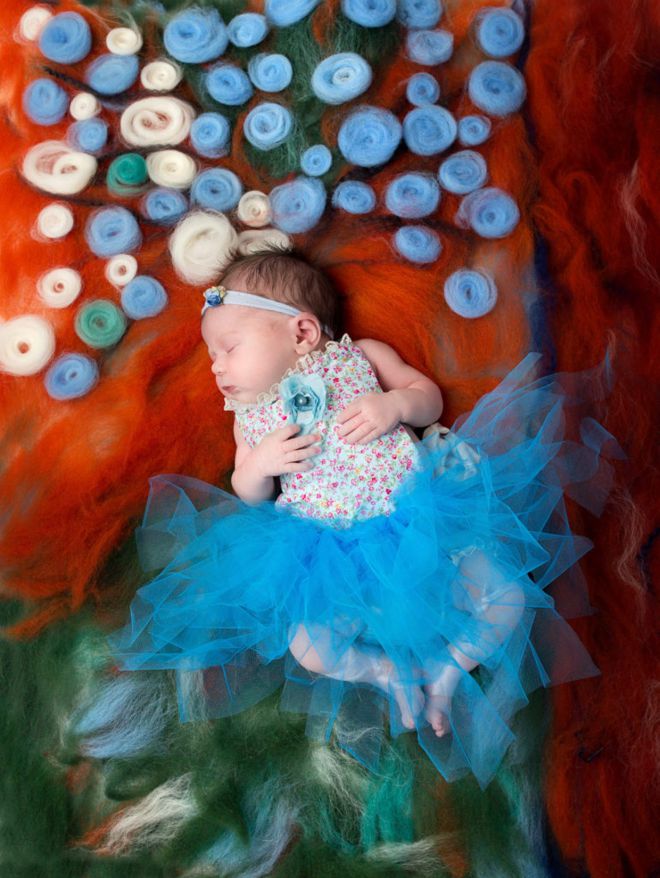 Фотограф поместила младенцев на шедевры живописи, и это запредельно мило!