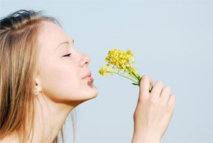 девушка нюхает цветы
