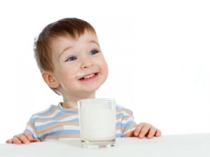 мальчик пьет молоко